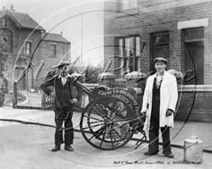 Picture of Cheshire - Crewe, Milkmen c1940s - N1072