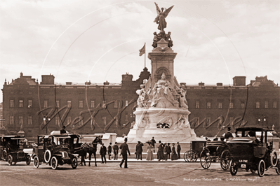 Buckingham Palace & the Queen Victoria Memorial in London c1900s