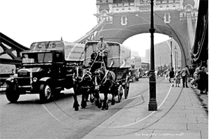 Picture of London - Tower Bridge & Wagon c1950s - N2162