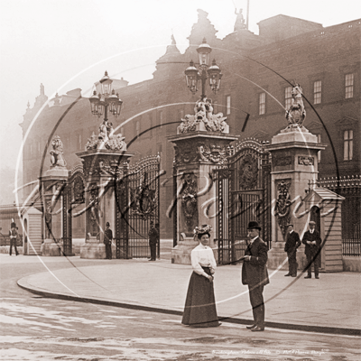 Victorian tourists standing outside Buckingham Palace in London c1890s