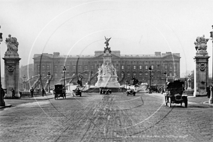 Buckingham Palace, The Mall and The Queen Victoria Memorial in Central London c1920s