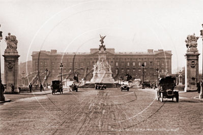 Buckingham Palace, The Mall and The Queen Victoria Memorial in Central London c1920s