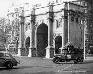 Fully laden Austin 12/4 High Lot Taxi navigating around Marble Arch in Central London c1940s