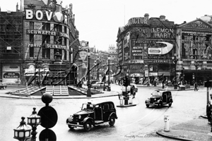 FX3s Taxis, Piccadilly Circus in London on the 6th May 1958