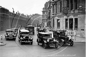 Picture of London - Westminster, Lower Grosvenor Road Junction of Hobart Place c1933 - N3134