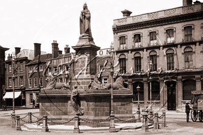 Picture of Berks - Newbury, Market Place & Queen Victoria Statue c1900s - N3144