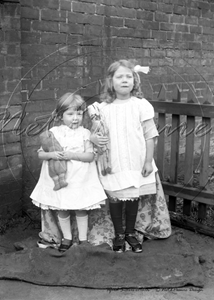 Picture of Essex - Ilford, Sisters c1920s - N682