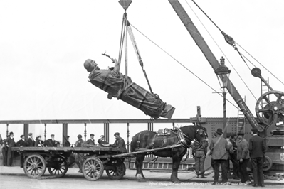 Picture of London - Vauxhall Bridge, Alfred Drury Statue Erection September 12th 1907 - N3444