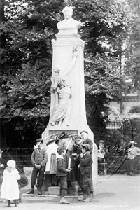 Picture of London,  E -  Forest Gate, Unknown Statue c1905 - N3453