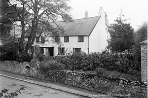 Picture of Devon - Chudleigh, Fore Street, The Old House besides Parish Church  c1900s - N3624