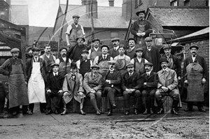 Picture of Berks - Wokingham, Wellington Brewery Staff, John Headington Owner Centre Front c1900s - N3693