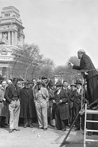 Picture of London Life - Tower Hill Speaker c1930s - N3787