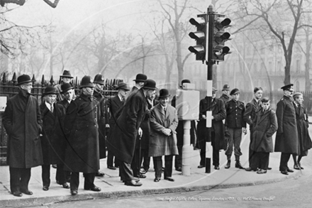 Picture of London - Eaton Square with New Traffic Lights c1933 - N4219