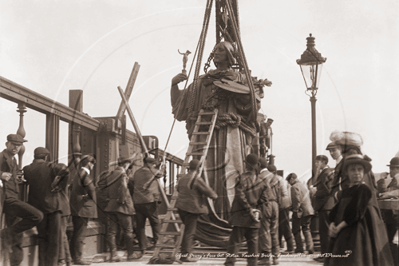 Picture of London - Vauxhall Bridge, Alfred Drury's Fine Art Statue c1906 - N200