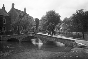 Bridge over the river, Bourton On The Water, Gloucester in Gloucestershire c1930s