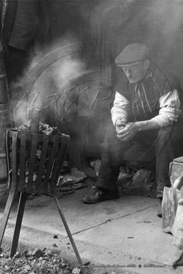 Picture of London Life  - Keeping Warm c1900s - N4327