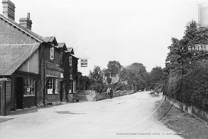 Picture of Berks - Swallowfield, Swallowfield Street, Bird in Hand Public House c1910s - N4348