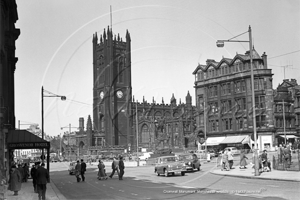 Picture of Lancs - Manchester, The Cathedral and Cromwell Monument c1950s - N4594