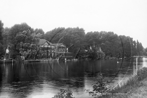 Picture of Berks - Bray, Bray from The River and River House c1913 - N4714