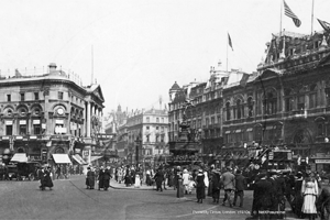 Piccadilly Circus in Central London c1910s