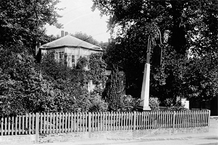 Kings Head, High Street, Roehampton in South West London c1900s