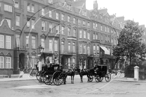 4 Wheeler Growler and 2 Hansom Cabs outside 52 Lennox Gardens, Chelsea in South West London c1900s