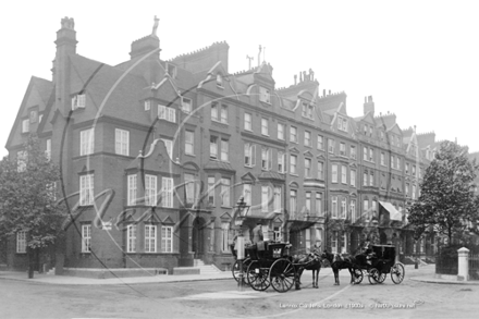 4 Wheeler Growler and 2 Hansom Cabs outside 52 Lennox Gardens, Chelsea in South West London c1900s