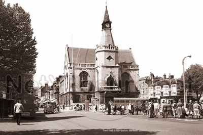 Picture of Oxon - Banbury, Bus Station and Town Hall c1950s - N5438